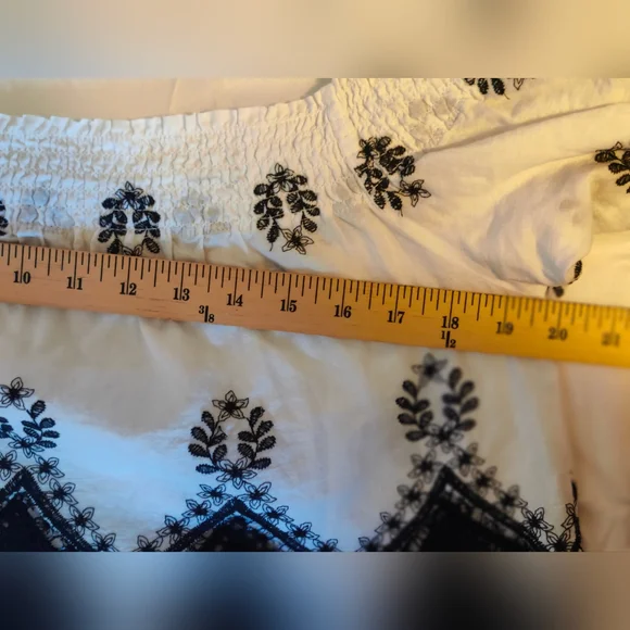 San Joy Elegant Black and White Crop Top - Picture 6 of 6